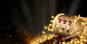 Изображение игрового автомата, выбрасывающего монеты с видимым числом 777, рекламирующее бесплатные вращения в Joycasino с захватывающим дизайном.